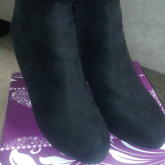 Black boots, size 8, suede material, fur around ankle made by Forever - Picture 10 of 10